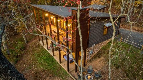 Mineral Bluff Chalet De Esquí | Chardonnay Chalet - Luxe Modern Chalet - Hot Tub, Wi-Fi, Fire Pit, Game Room, Amazing Deck - 15 min to Blue Ridge