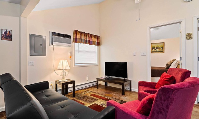 Geneva-on-the-Lake Cabaña | Chardonnay Cottage - GOTL Strip - Cozy & Quaint