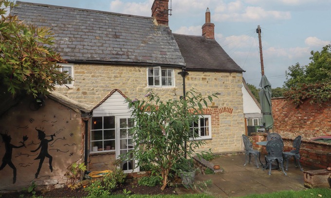Shipston on Stour Cabaña | CHARITY SCHOOL HOUSE, pet friendly, with hot tub in Shipston-On-Stour