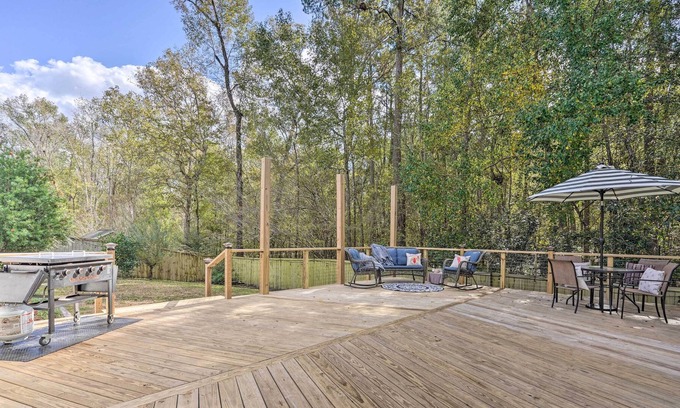 North Charleston Casa | Charleston Area Home w/ Deck ~ 20 Mi to Dtwn!