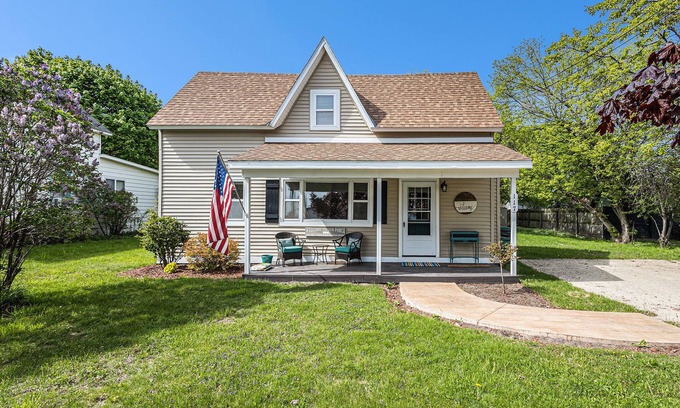 Charlevoix Casa | Charlevoix Home, Huge yard, Tons of parking, Privacy, Walk to Town, Quiet!