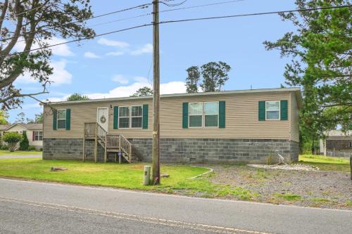 Chincoteague Casa | Charlie's Cove - Pet friendly w/Fenced yard!