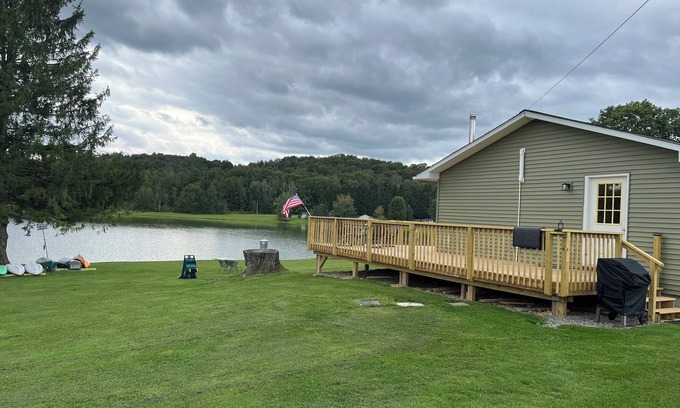 New Milford Cabaña | CHARLIES LAKEFRONT COTTAGE. Newly renovated 3 bedroom /kitchen/bath cottage.