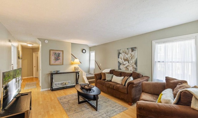 North Greece Casa | Charlotte Charmer - 3 Bdrm.