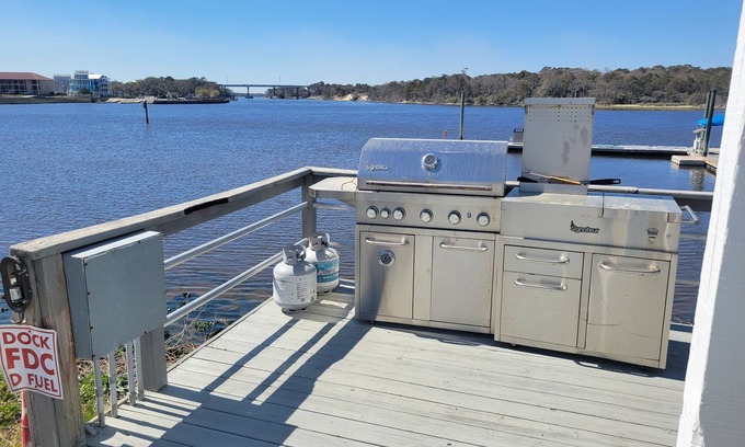 North Carolina Coast Alquiler De Eote | Charlotte Jean - 33ft Cozy Carver Mariner- Unique Stay on the Water