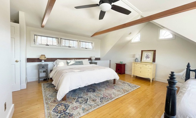 Charlotte Apartamento | Charlotte village: full kitchen, king bed, views!