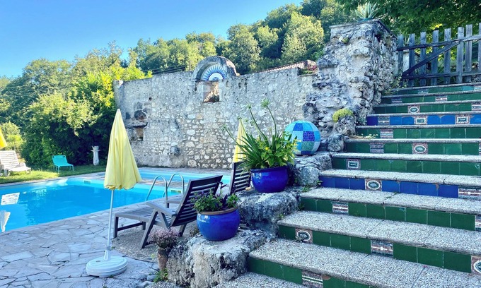 Beauville Casa | Restaurada Casa con piscina en Quiet Little Valley