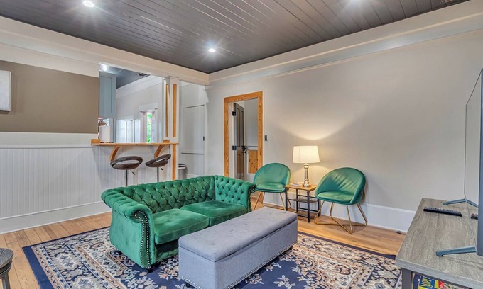 Savannah Victorian District Apartamento | Charm & Champagne Lore, Dueling Sisters Inn, Cozy and comfortable, Downtown