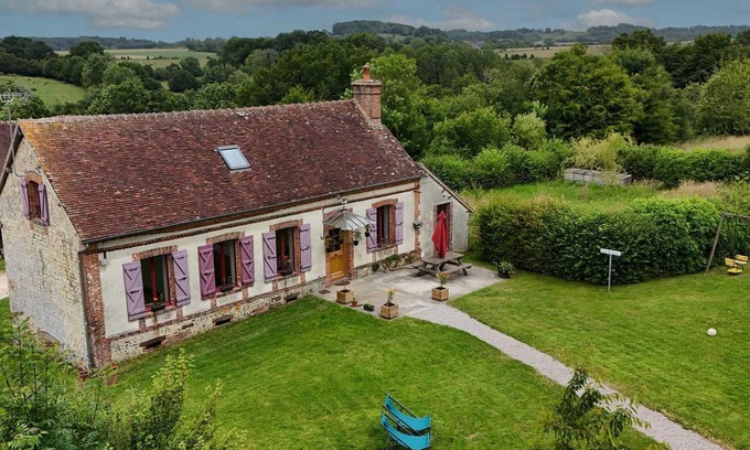 Saint-Martin-des-Pezerits Cabaña | Casa rural con jardín grande, chimenea, terraza, WIFI, mascotas y actividades familiares cerca.
