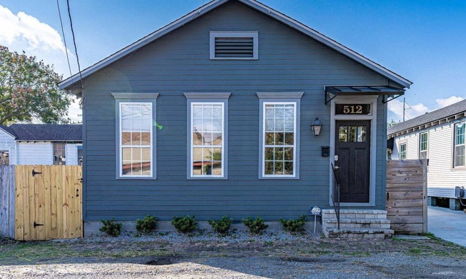 West Riverside Casa | This house is a 3 bedroom(s), 2 bathrooms, located in New Orleans, LA.