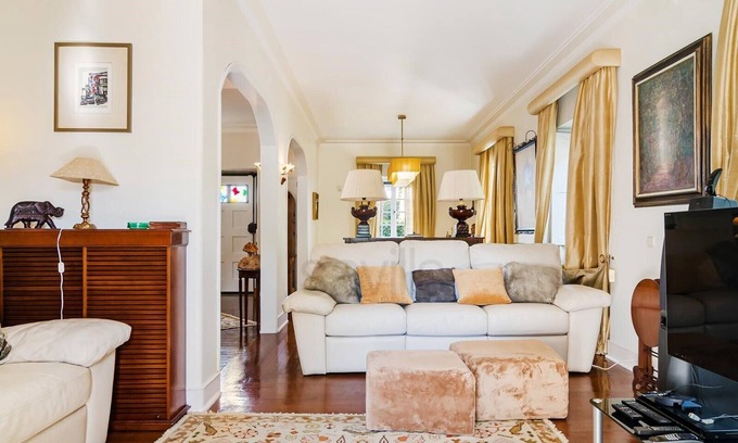 Parede Villa | Charm Villa in Parede, few meters from the Beach. Beautiful garden with Jacuzzi