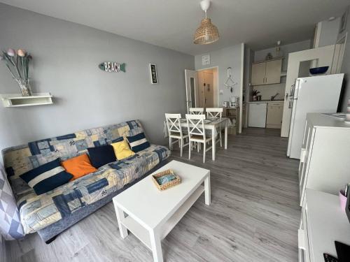 Saint-Hilaire-de-Riez Apartamento | Charmant appartement avec parking, à 50m de la plage - FR-1-324A-25