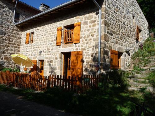 Saint-Jean-Soleymieux Casa | Charmant Gîte avec Terrasse, Cheminée et Jardin, à Proximité des Bois, Animaux Acceptés - FR-1-496-205