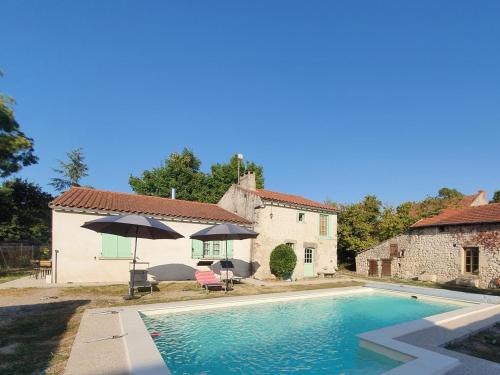 Charroux Casa | Charmant Gîte avec Piscine Privative et Terrasse à Charroux, Village Médiéval - FR-1-489-394