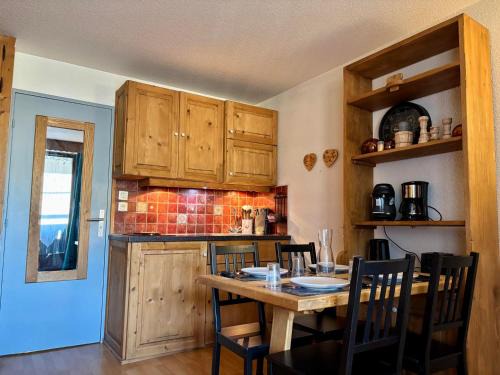 Samoens Apartamento | Charmant studio rénové au centre de Samoëns, avec balcon, parking et accès bus à 150m - FR-1-624-106