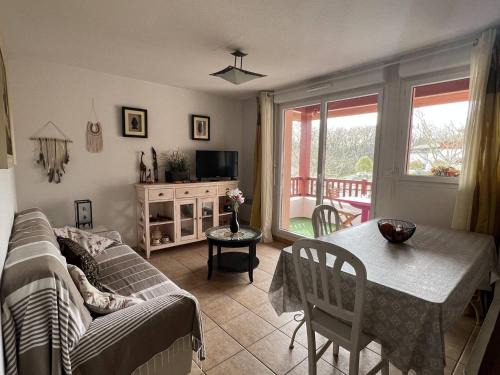Cambo-les-Bains Apartamento | Charmant T2 avec terrasse et piscine, proche des thermes à Cambo-Les-Bains - FR-1-495-59
