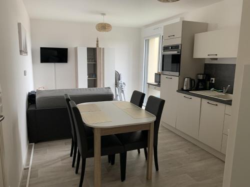 Fort-Mahon-Plage Apartamento | Charmant T2 en centre-ville avec balcon, parking privé et équipements bébé à Fort-Mahon-Plage - FR-1-482-99