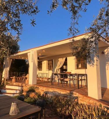Colmenar Casa | Charmante casita met veranda en zwembad op een kleinschalige olijf Finca