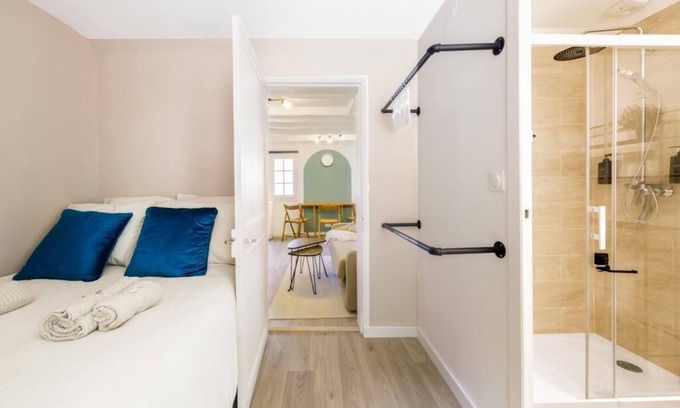 Barentin Apartamento | Charmante Cocotte - Household FREE + Netflix / Prime / Disney +