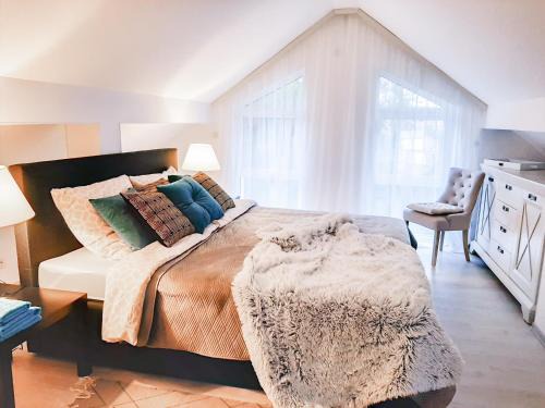 Schiffweiler Apartamento | Charmante Design-Maisonette in Schiffweiler - 2 Etagen - Self-Check-in - 2 Parkplätze - WLAN - Balkon & Garten - ruhig gelegen - Nähe See & Wald - bis 7 Pers