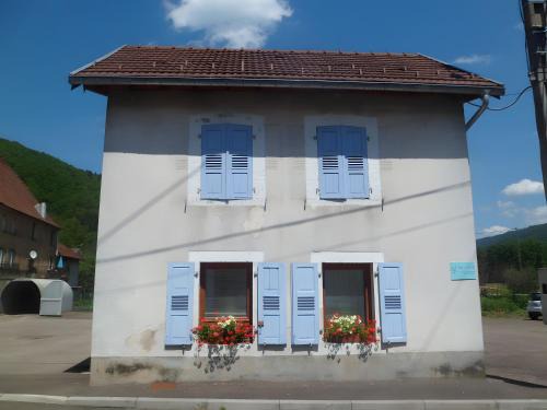 Servance-Miellin Casa | Charmante Maison Les Volets Bleus