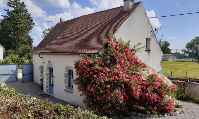 Louchy-Montfand Casa | Charmante maison rénovée avec cour, proche bourg, WiFi, jardin clos, animaux acceptés, à Louchy-Montfand - FR-1-489-178