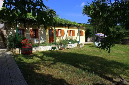 Salakovci Casa | Charmantes Ferienhaus In Bartići Mit Terrasse