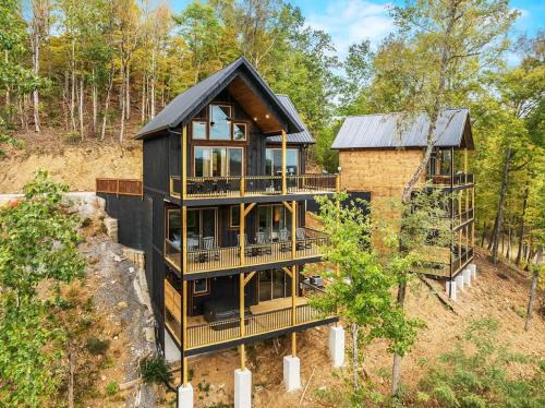 Sevierville Casa | Charmed Waters Cottage - Family Lake Getaway
