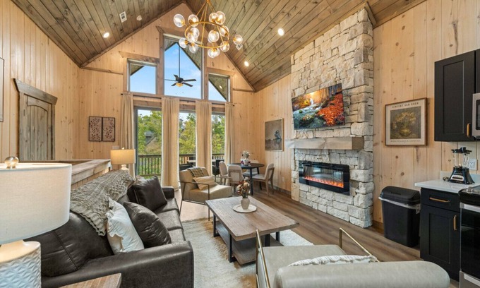 Sevierville Cabina | Charmed Waters Cottage: Lake View, Hot Tub, Games!