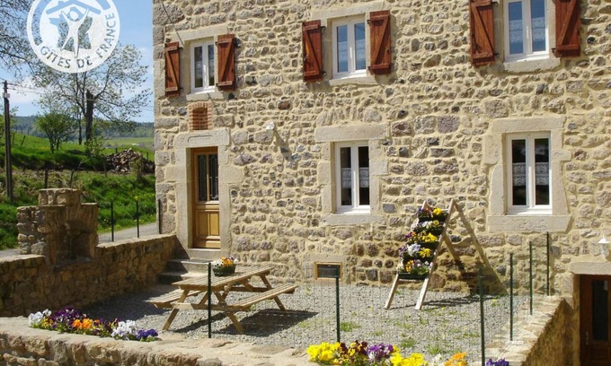 Saint-Bonnet-le-Courreau Cabaña | Alquiler de Gîte acogedor con terraza, amplio jardín y equipamiento completo en Saint-Bonnet-le-Courreau