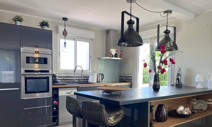 Saint-Clement-de-Riviere Casa | Charming house with swimming pool and nature view