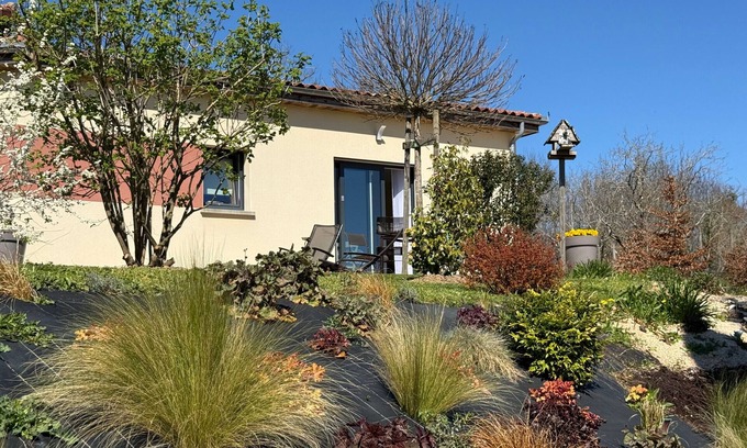 Saint-Medard-d'Excideuil Apartamento | Casa encantadora con vistas a Excideuil, tranquila