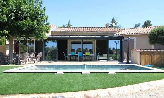 Sainte-Cecile-les-Vignes Casa | Charming spacious villa with veranda, swimming pool and view of organic vineyards & olive groves