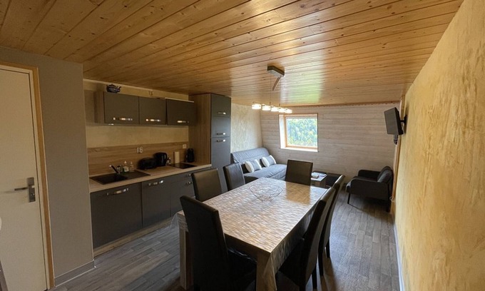 Saint-Jacques-des-Blats Apartamento | Apartamento dúplex con 2 habitaciones cerca de pistas, acogedor y totalmente equipado