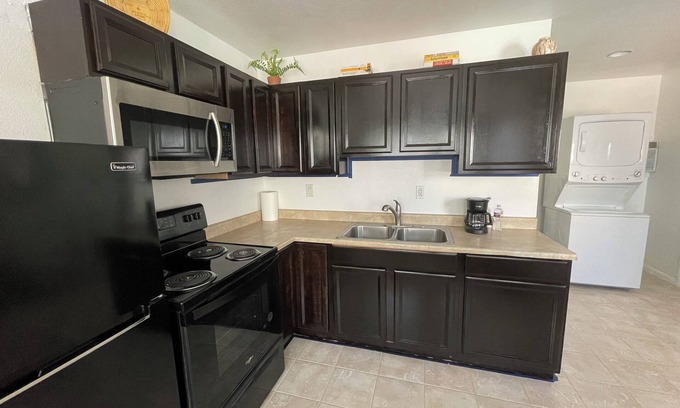 Silverado Ranch Casa | Charming 1-Bdr Guest House in vibrant Las Vegas with private entrance and patio.
