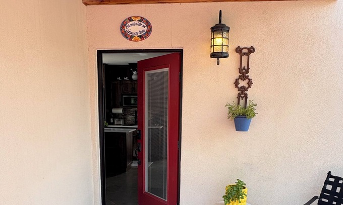 Suffolk Hills Apartamento | Charming 1-bdrm/1-bath casita. Located in beautiful Cobo Catalina neighborhood.