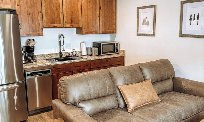 Steamboat Springs Casa | Charming 1-bedroom unit, steps from ski in/ski out access - Dog friendly!