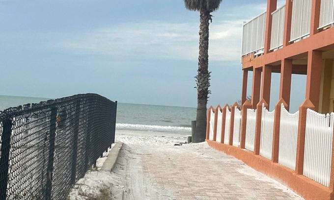 Redington Shores Cabaña | Charming 1-bedroom1 -bath Place 100 steps to the beach Redington Shores, FL