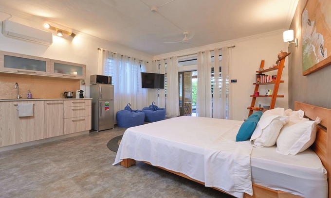 Pointe Aux Sables Apartamento | Charming 1 bedroom studio sea front and huge creole garden with AC, WiFi