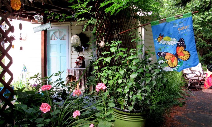 Pilot Mountain Cabaña | Charming 1-bedroom cottage with WiFi, AC in quaint Pilot Mountain.