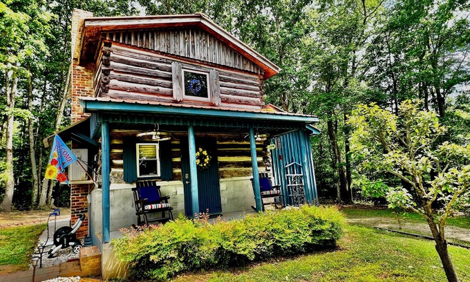 Pilot Mountain Cabina | Charming 1-bedroom cabin in amazing Pilot Mountain with Lake access