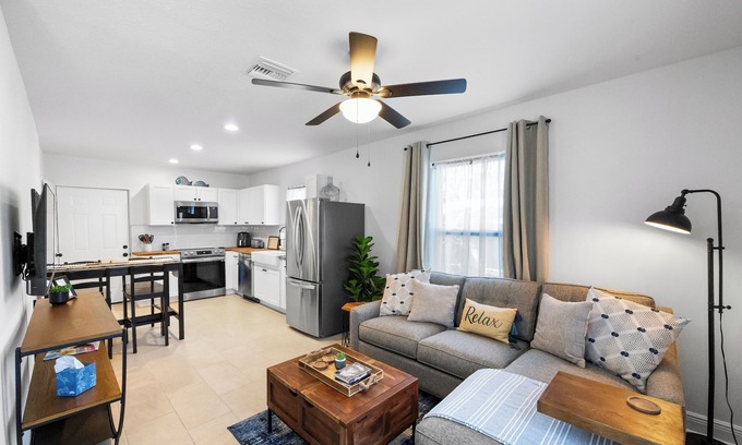 Tarpon Springs Cabaña | Charming 1-bedroom Cottage - Close to Downtown/Sponge Docks/Beaches/Trails