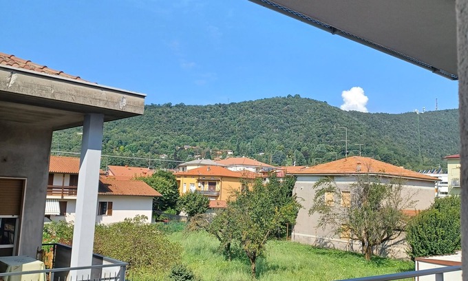 Torre Boldone Apartamento | Charming 1-bedroom apartment in marvelous Torre Boldone with AC, WiFi