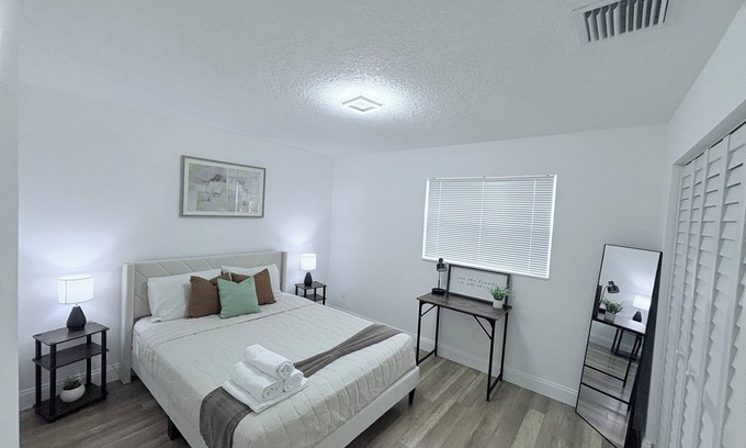 Lake Worth Apartamento | Charming 1-bedroom apartment in fabulous Greenacres with AC