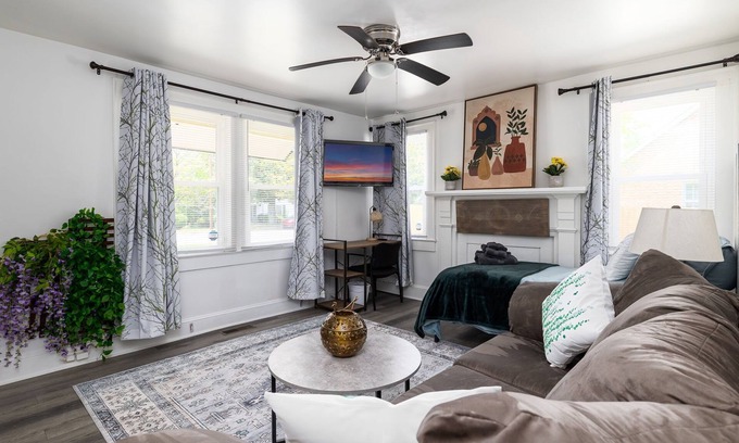 Greensboro Apartamento | Charming 1-bedroom apartment with AC, fast WiFi, Ideal for Long Term Stays!