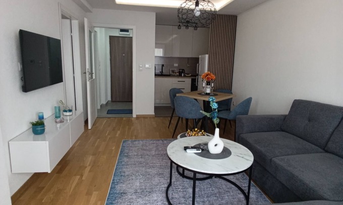 East Sarajevo Apartamento | Charming 1-bedroom apartment with WiFi and AC in amazing Sarajevo