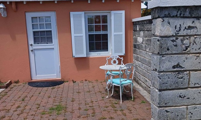 Pembroke Apartamento | Charming 1-bedroom apartment in delightful Pembroke with WiFi, AC