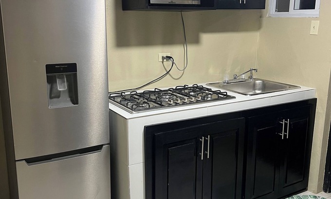 Constant Spring Apartamento | Charming 1-bedroom apartment in Kingston with WiFi and AC