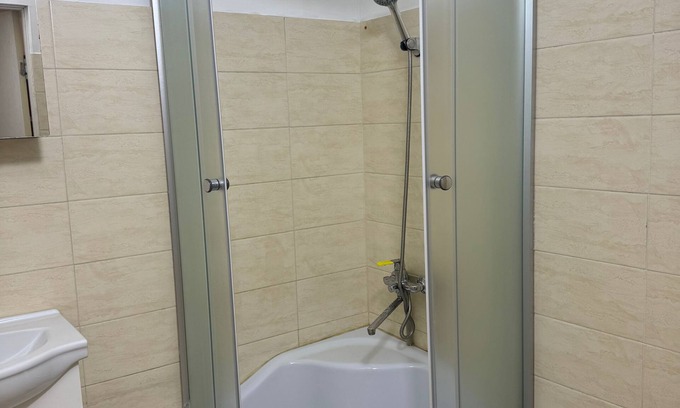 Almaty Apartamento | Charming 1-bedroom apartment with AC, WiFi in marvelous Almaty