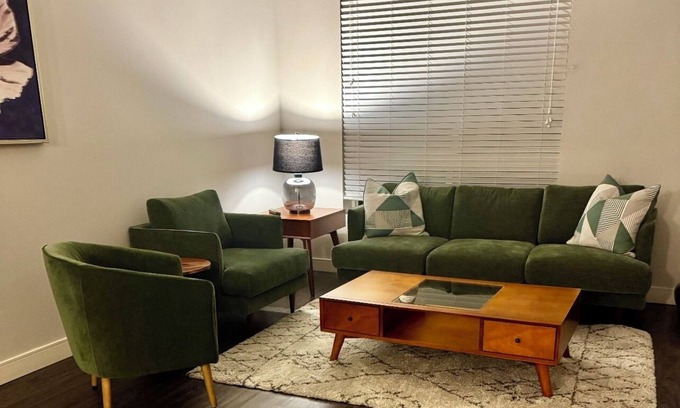 Irvine Business Complex Apartamento | Charming 1-bedroom apartment in Irvine with pool, fitness room, close to shops.